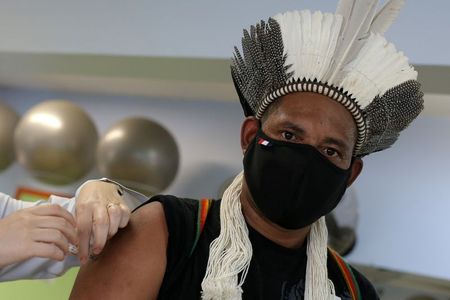 Índio é vacinado contra a Covid-19 em Guarulhos Índio é vacinado contra a Covid-19 em Guarulhos