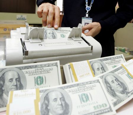 Dólar avança contra real acompanhando exterior; moeda caminha para salto semanal Dólar avança contra real acompanhando exterior; moeda caminha para salto semanal