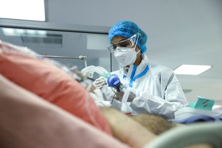 Enfermeira atende paciente da Covid-19 em hospital de Atenas Enfermeira atende paciente da Covid-19 em hospital de Atenas