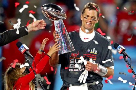 Tom Brady segura troféu do Super Bowl conquistado com o Tampa Bay Buccaneers Tom Brady segura troféu do Super Bowl conquistado com o Tampa Bay Buccaneers