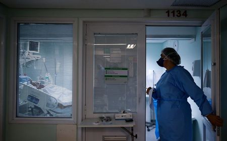 Integrante de equipe médica de hospital em Porto Alegre. 19/11/2020. REUTERS/Diego Vara. Integrante de equipe médica de hospital em Porto Alegre. 19/11/2020. REUTERS/Diego Vara.