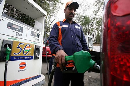 Abastecimento de veículo em posto de combustíveis em Jammu, Índia Abastecimento de veículo em posto de combustíveis em Jammu, Índia