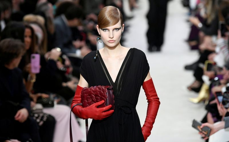 Modelo desfila criação da Valentino na Semana de Moda de Paris 2020/2021