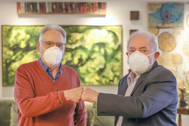 Lula e Fernando Henrique se cumprimentam em São Paulo