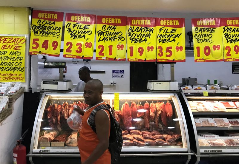 Consumidor compra carnes em um supermercado no Rio de Janeiro REUTERS/Pilar Olivares