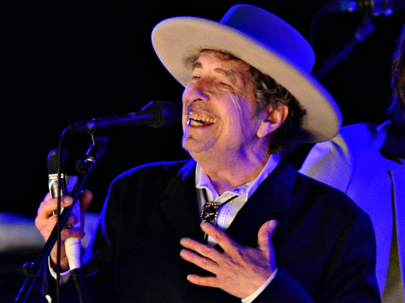 FOTO DE ARQUIVO. Cantor norte-americano Bob Dylan se apresenta durante o segundo dia do Hop Festival em Paddock Wood, Kent, Reino Unido REUTERS/Ki Price