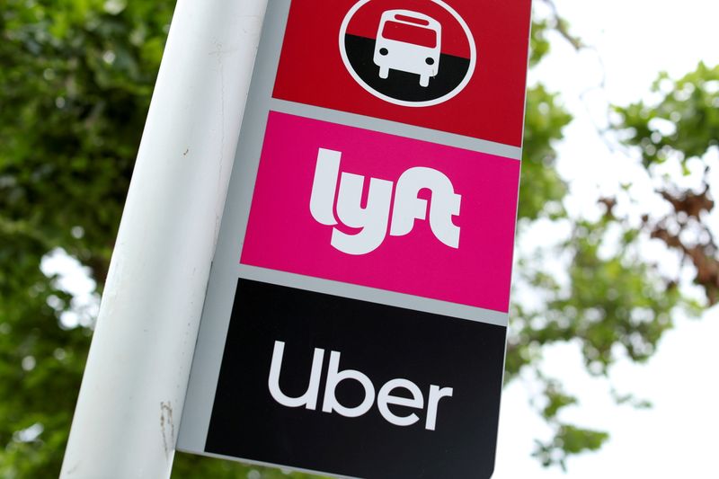 Logos de Lyft e Uber em San Diego, Califórnia (EUA)