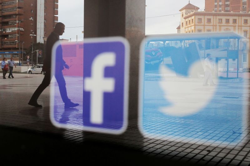 Logos do Facebook e Twitter em Málaga