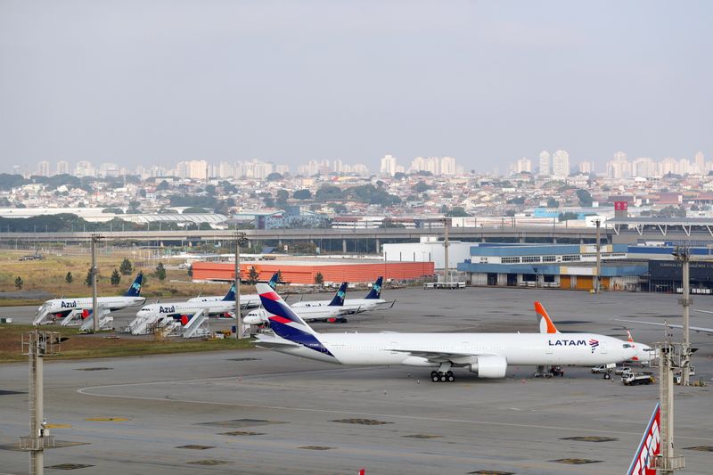 Aeronaves de Azul e Latam no aeroporto de Guarulhos (SP) REUTERS/Amanda Perobelli