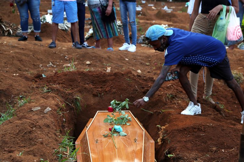 Enterro de vítima da Covid-19 no cemitério da Vila Formosa, em São Paulo (SP)