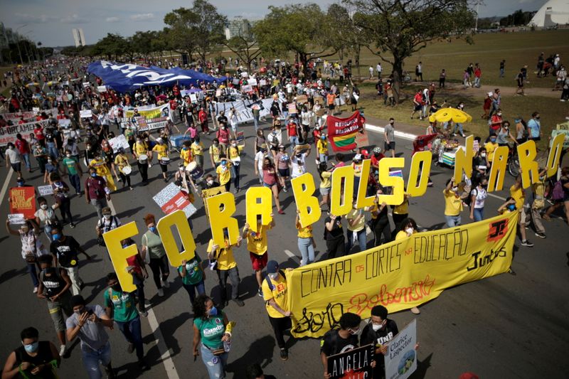 Manifestantes protestam contra Bolsonaro em Brasília