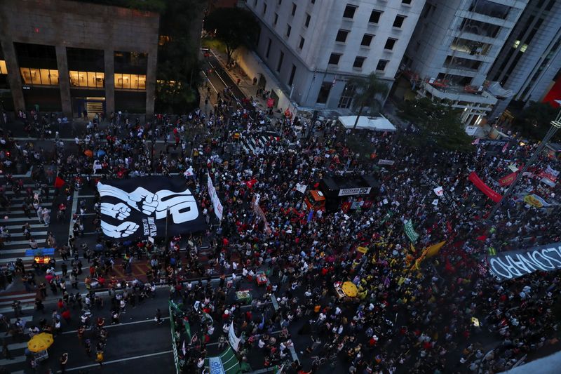 Manifestantes protestam contra Bolsonaro em São Paulo