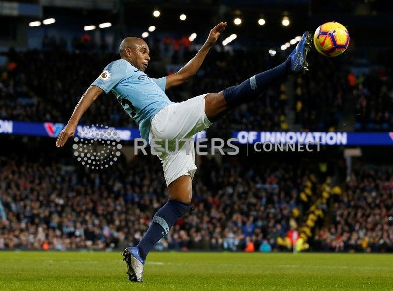 Fernandinho durante partida do Manchester City contra o Arsenal pelo Campeonato Inglês