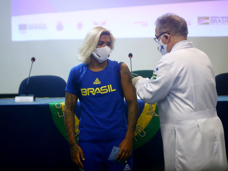 Atleta brasileira Ana Marcela Cunha é vacinada para Jogos de Tóquio