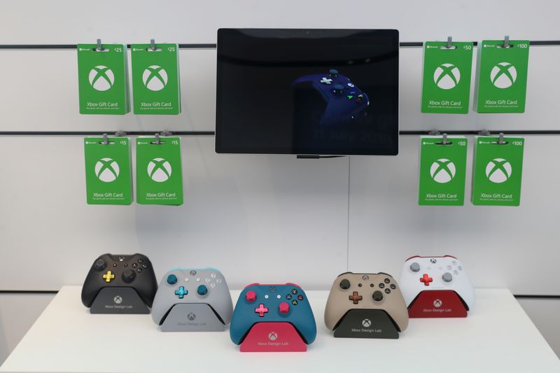 Controles do console Xbox em loja da Microsoft em Londres, Inglaterra