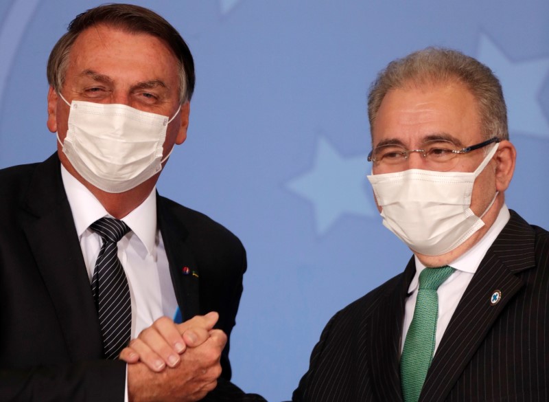 Bolsonaro e Queiroga se cumprimentam durante cerimônia no Palácio do Planalto