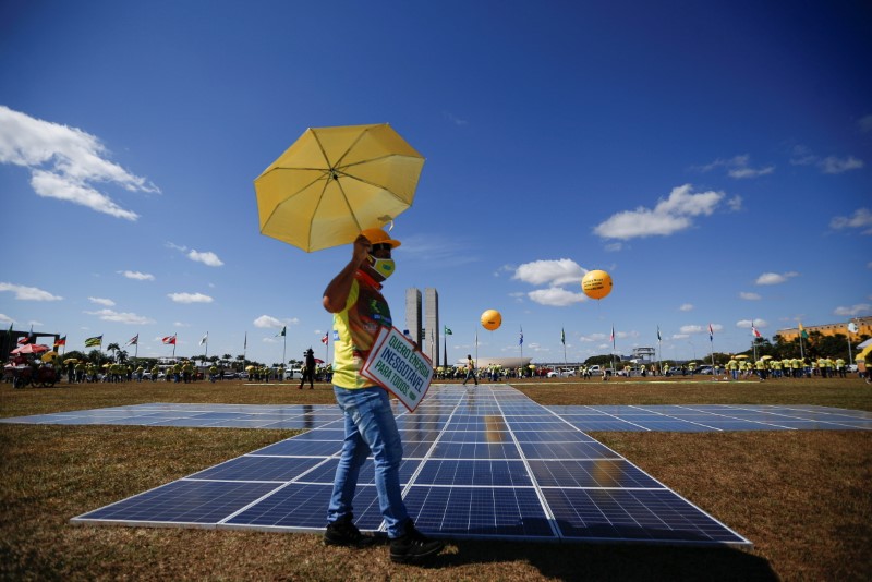 Manifestante em favor de uso de energia solar