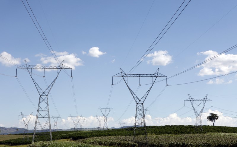 Linhas de transmissão de energia em meio a cafezais em Santo Antônio do Jardim (SP)