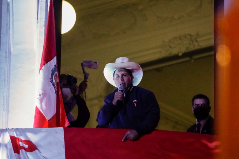 Socialista Pedro Castillo discursa a apoiadores