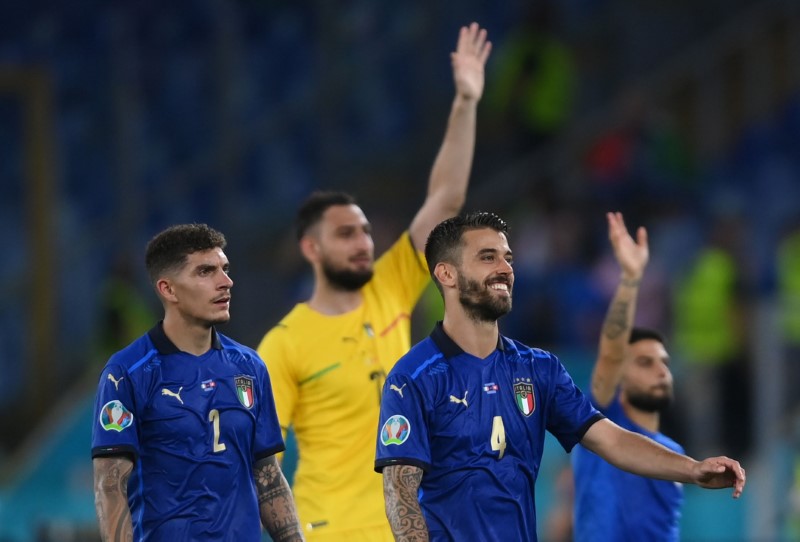 Jogadores da Itália comemoram vitória contra a Suiça