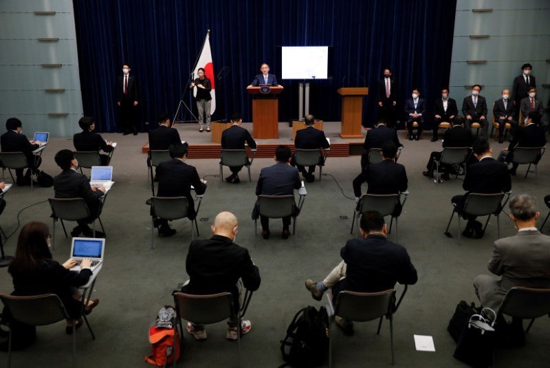 Primeiro-ministro do Japão, Yoshihide Suga, durante entrevista coletiva sobre a resposta do país ao coronavirus em Tóquio