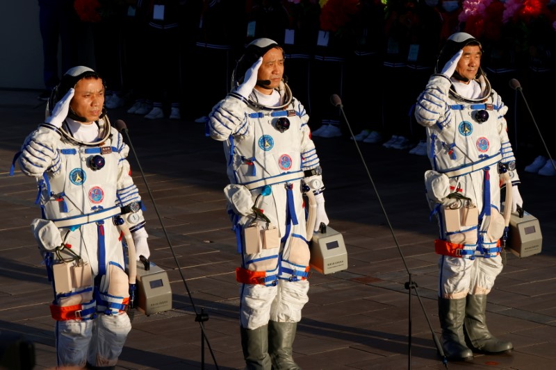 Astronautas chineses Nie Haisheng, 56, Liu Boming, 54, e Tang Hongbo, 45, antes de lançamento que os levará ao espaço