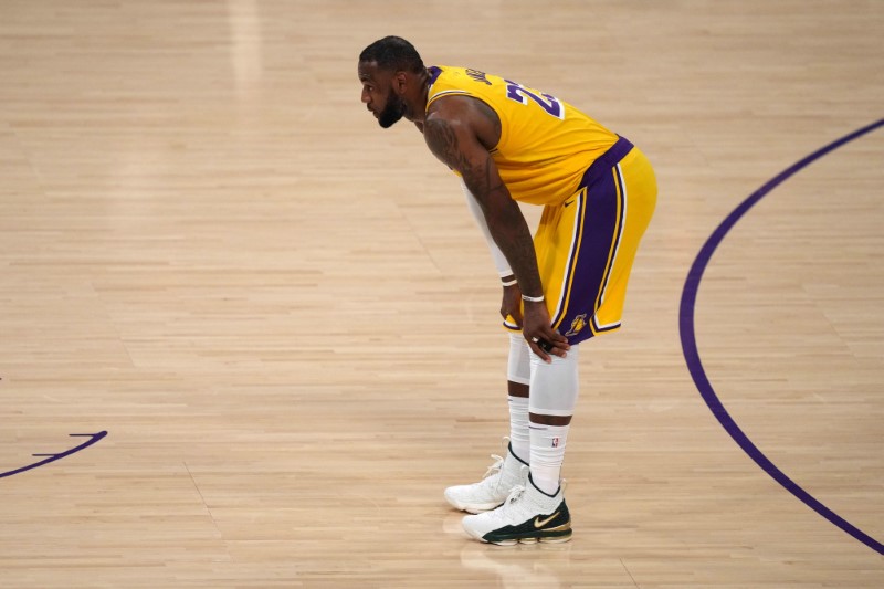 LeBron James durante partida entre Los Angeles Lakers e Phoenix Suns
