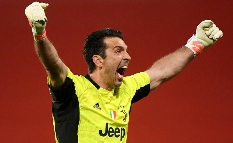 Buffon comemora gol da Juventus na Copa da Itália