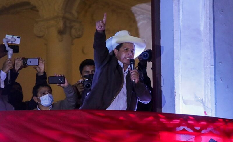 Socialista Pedro Castillo discursa a apoiadores