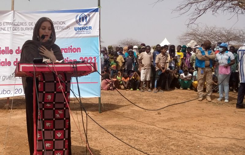 Atriz Angelina Jolie discursa no campo de refugiados de Goudoubou, em Burkina Faso