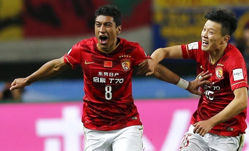 Paulinho comemora gol marcado em partida do Guangzhou Evergrande