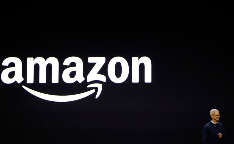 Tim Cook, CEO da Apple, em frente a telão com o logo da Amazon durante conferência em San Jose, Califórnia (EUA)