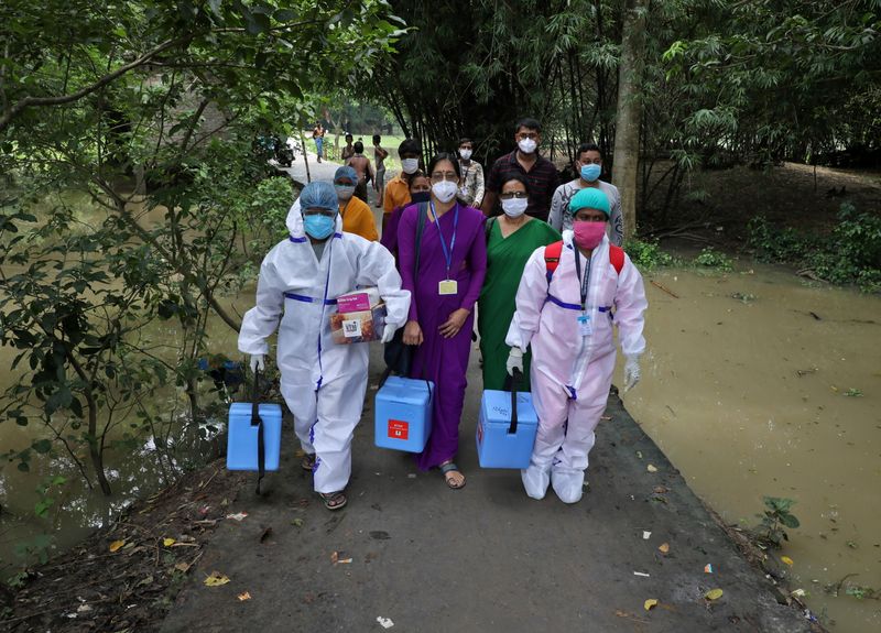 Equipe de vacinação durante campanha na Índia