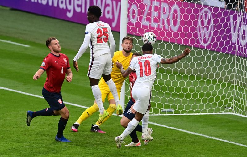 Sterling marca gol da vitória da Inglaterra contra República Tcheca por 1 x 0