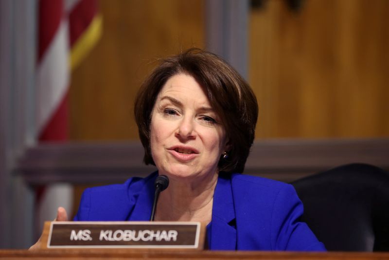 Senadora Amy Klobuchar durante sessão do Congresso norte-americano