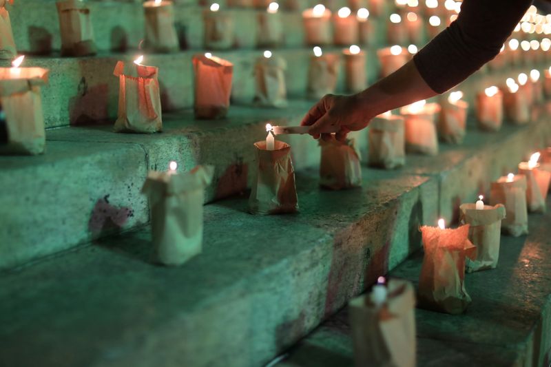 Velas são acesas no Rio de Janeiro para marcar 500 mil mortes do Covid