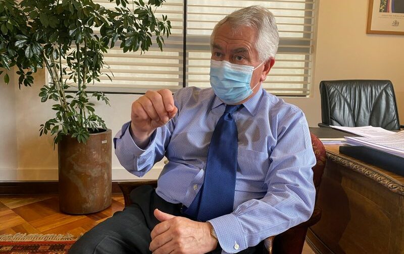 Ministro chileno da Saúde, Enrique Paris