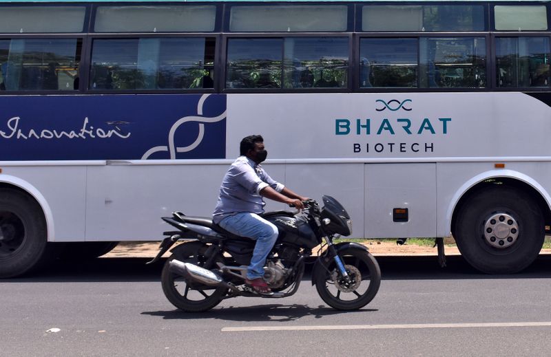 Ônibus da Bharat Biotech estacionado em frente a escritório da empresa em Hyderabad, na Índia