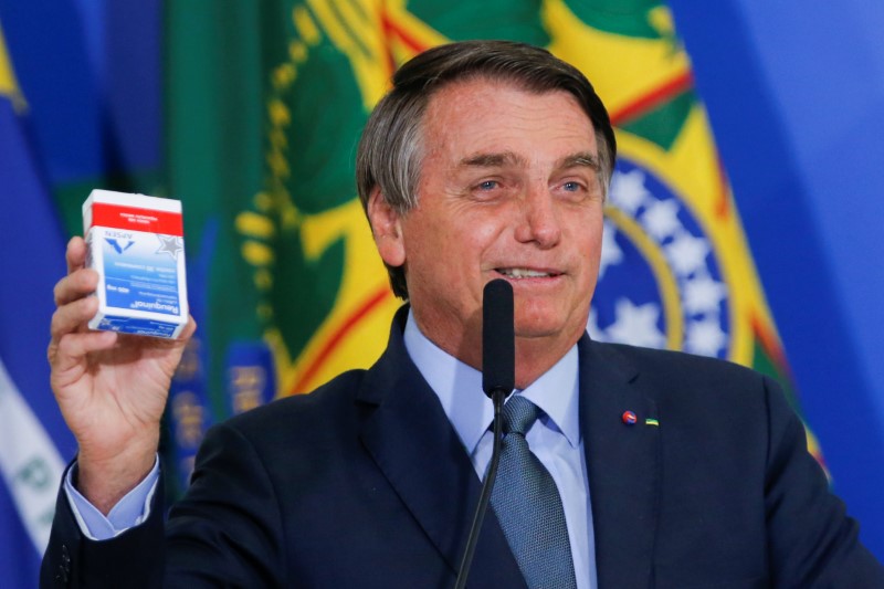 Presidente Jair Bolsonaro mostra caixa de cloroquina em evento no Planalto