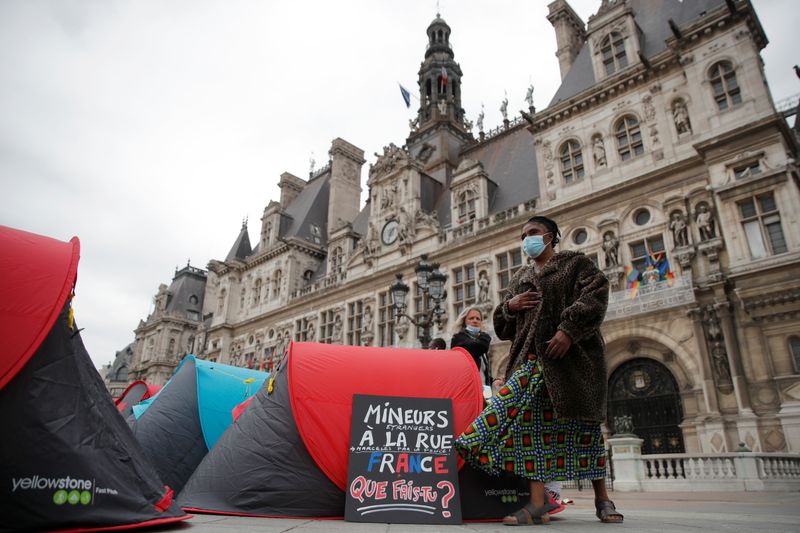 Acampamento de 300 imigrantes na frente da prefeitura de Paris
