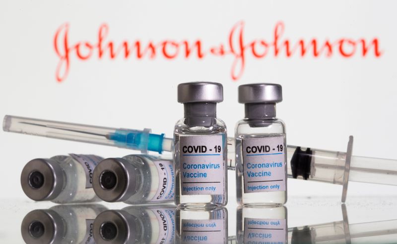 Frascos rotulados como de vacina contra Covid-19 em frente ao logo da Johnson & Johnson em foto de ilustração Frascos rotulados como de vacina contra Covid-19 em frente ao logo da Johnson & Johnson em foto de ilustração