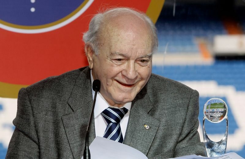 Lenda do Real Madrid Alfredo Di Stefano discursa ao receber homenagem no estádio Santiago Bernabeu, em Madri