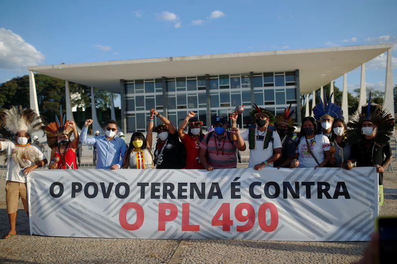 Indígenas protestam em frente ao STF contra projeto de demarcação de terras