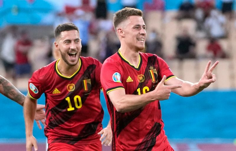 Thorgan Hazard comemora gol com o irmão, Eden Hazard, em vitória da Bélgica sobre Portugal
