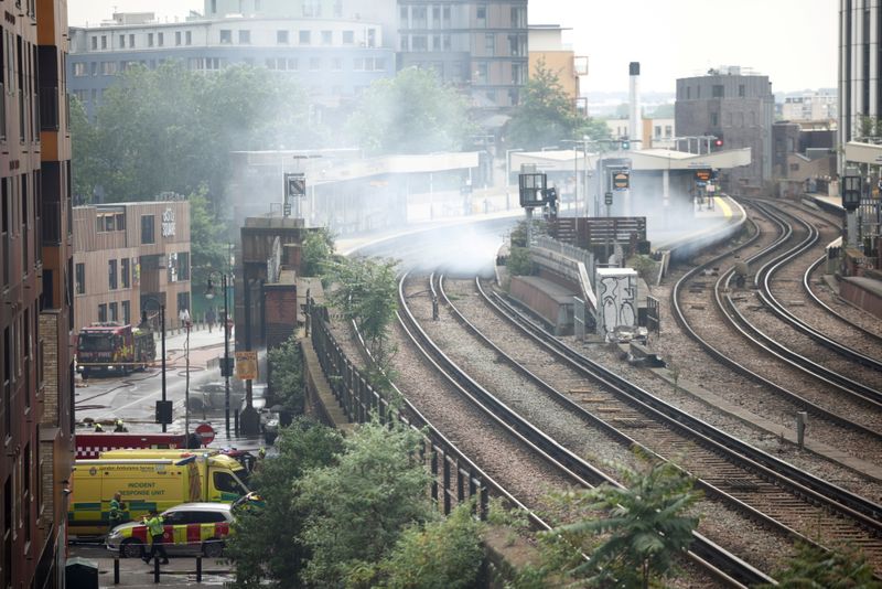 Incêndio perto da estação de trem Elephant and Castle em Londres