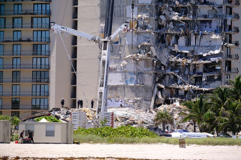Equipes de busca e resgate trabalham em prédio que desabou em Surfide, nos arredores de Miami