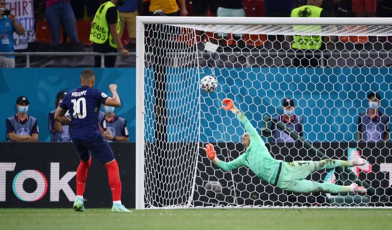 Goleiro suíço Yann Sommer defende cobrança de pênalti de Kylian Mbappé