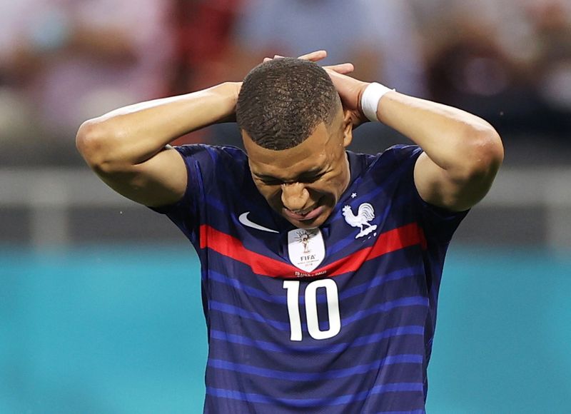 Kylian Mbappé durante partida entre França e Suíça pela Eurocopa em Bucareste, na Romênia