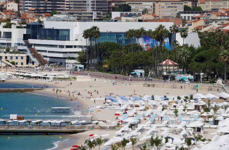 Vista da Riviera Francesa em preparação para o Festival de Cinema de Cannes em julho