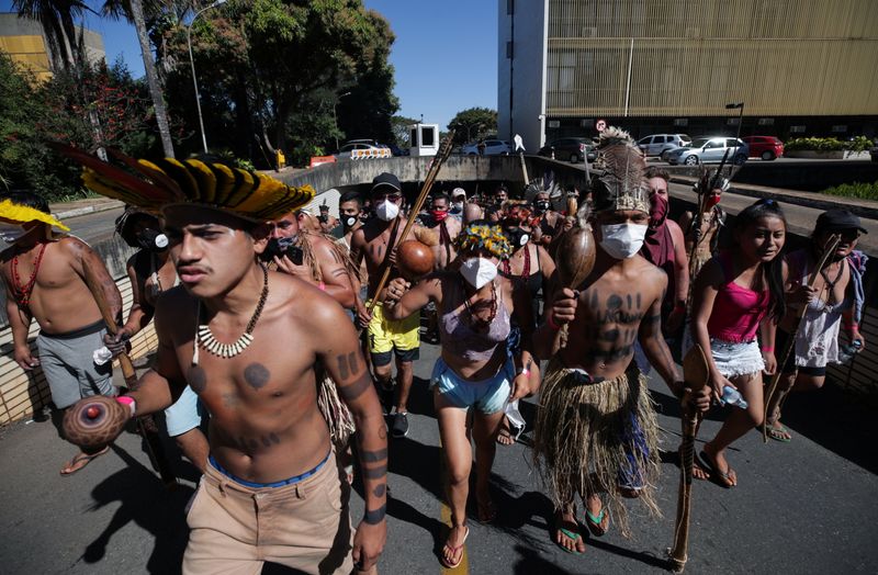 Indígenas de várias etnias protestam em Brasília contra projeto de demarcação de terras